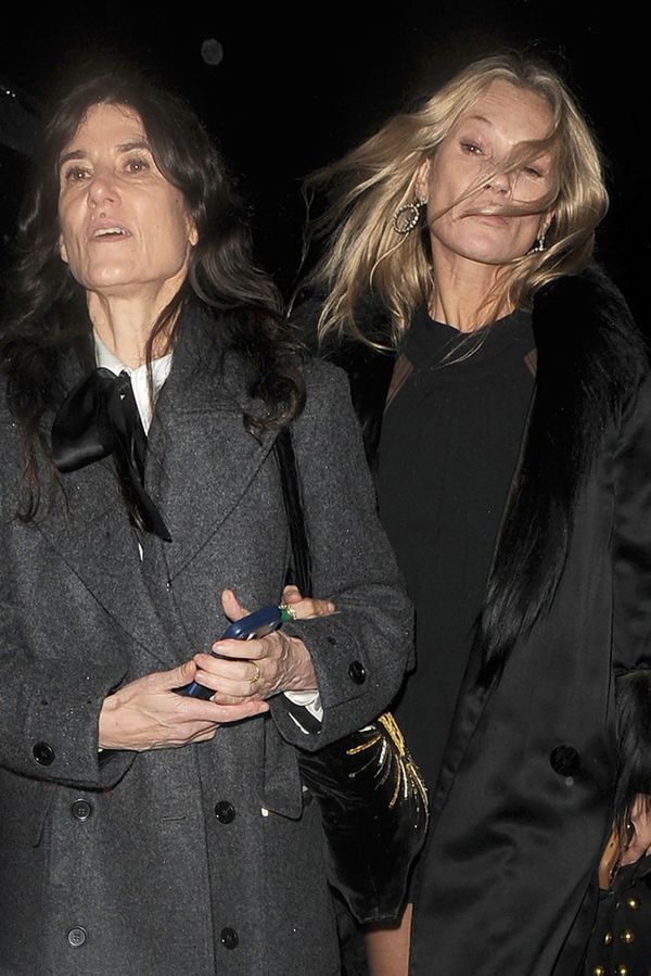 Kate Moss přebrala na narozeninách Kim: Společensky unavená vrávorala zavěšená o pravnučku Sigmunda Freuda - fotka 1/1