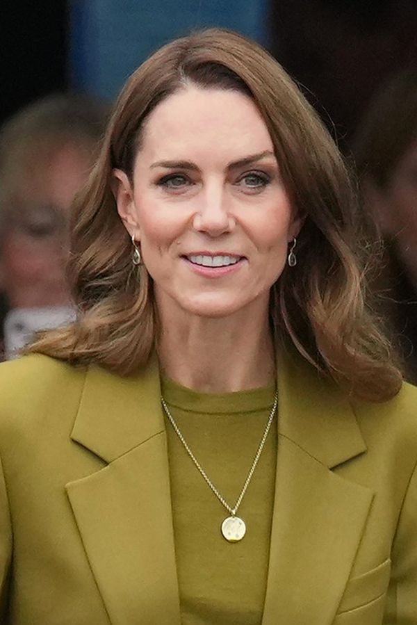 Tak tohle se nepovedlo. Princezna Kate totálně pohořela v modelu od Victorie Beckham. Jako dětské hovínko, míní lidé - fotka 1/1