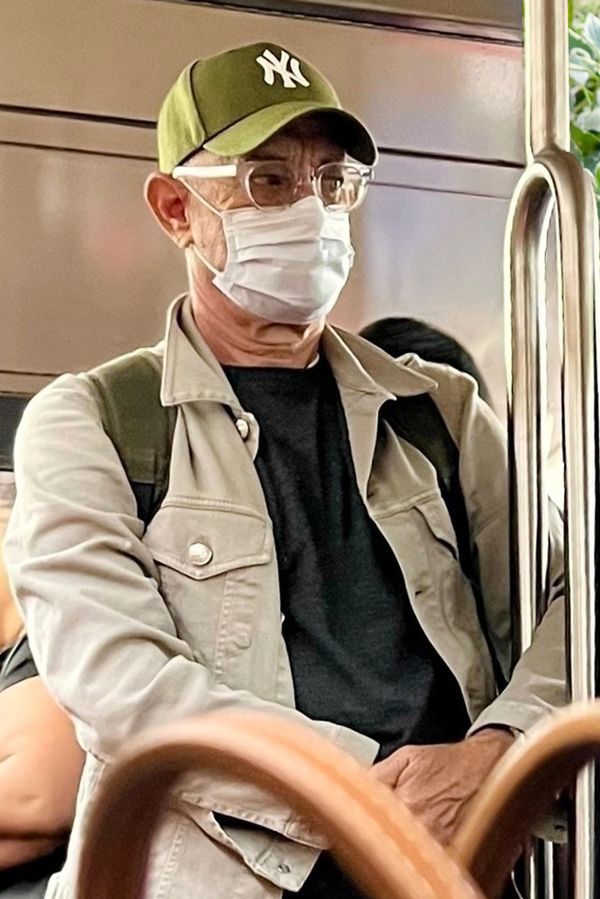 Maskovaného Toma Hankse vyfotili v metru! Roušku nesundal ani v parku u pití kávy. Koho vám jen připomíná? - fotka 1/1