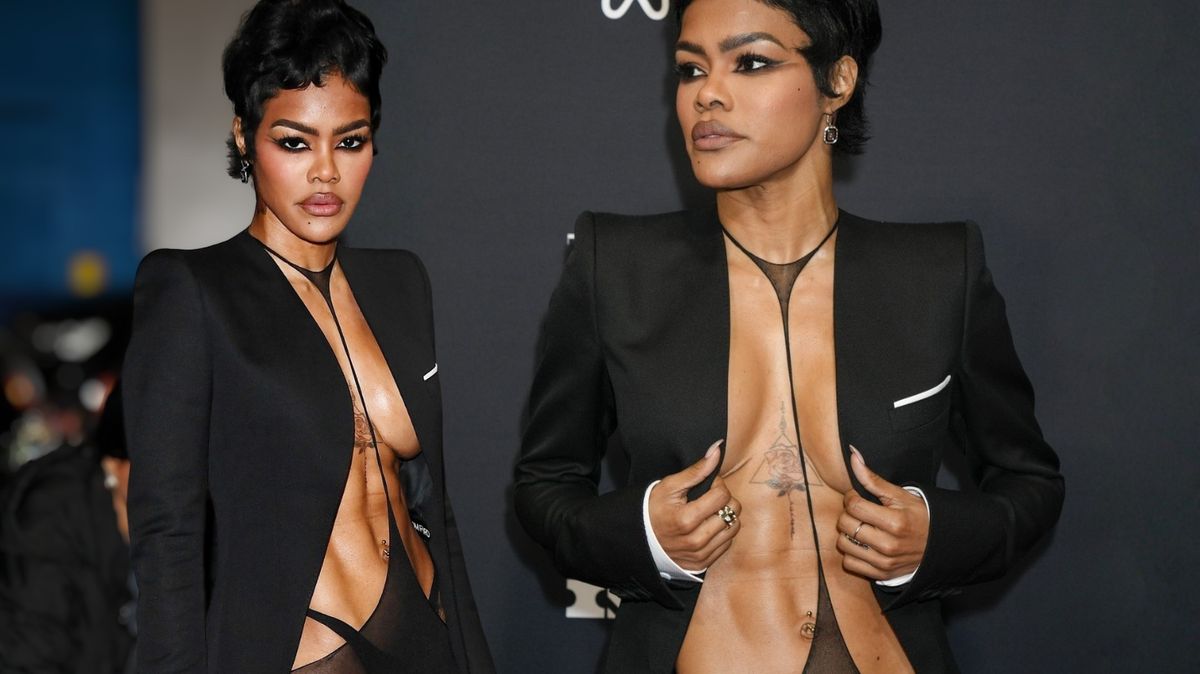 Odvážná móda je součástí jejího DNA a průřezy na břišáky si může dovolit: Ale říká se tomu ještě šaty? ptají se lidé