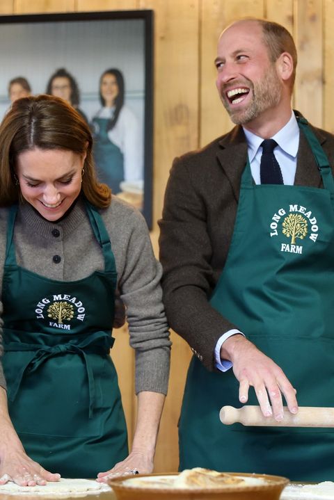 William s Kate se v Irsku posilnili pivečkem a šli péct koláč: Takovou srandu u rozvalování těsta ještě nezažili!