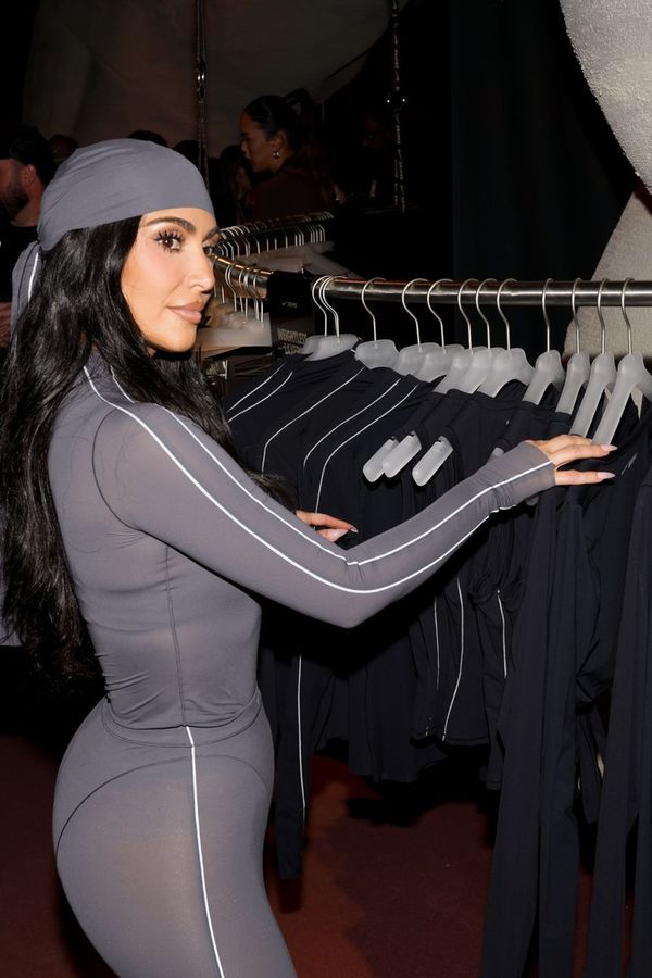 Je libo kalhotky s našitým ochlupením? Kim Kardashian vám je s vážnou tváří prodá. Internet se směje i děsí zároveň - fotka 1/1