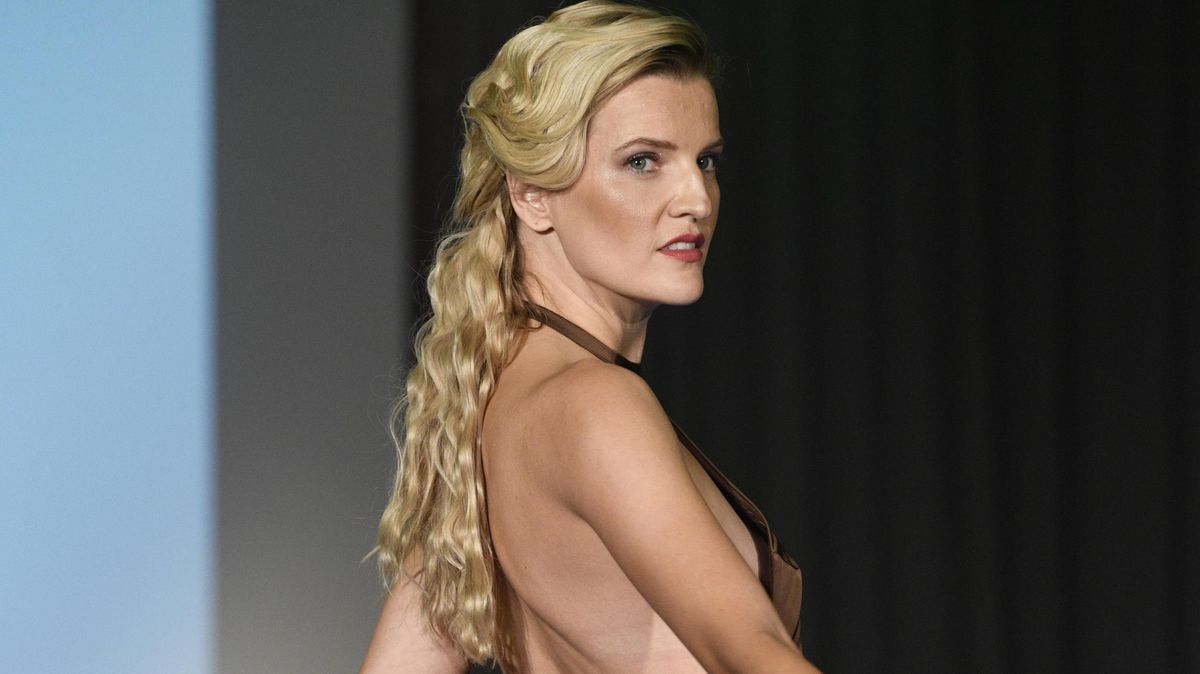 Mít větší ňadra, ukázala by ještě o něco víc: Vicemiss z roku 2007 opět v nejodvážnějším modelu přehlídky