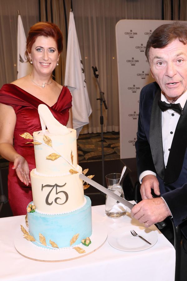 Pavel Trávníček slavil 75: Dorazili Vyskočil, Obermaierová, exkancléř Mynář s chotí i další. A dostal parádní dar! - fotka 1/1