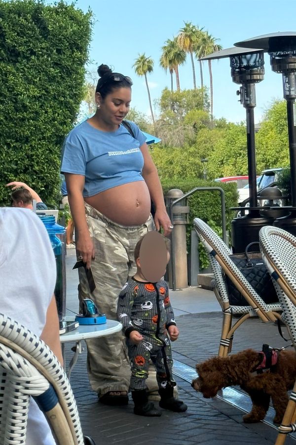 Vanessa Hudgens to za crop top těsně před porodem schytala: Tohle nikdo vidět nechce! Vzkazují jí lidé krutě - fotka 1/1