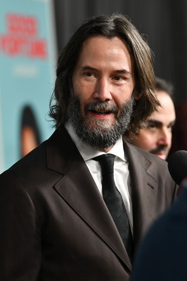 Šílená fanynka se za ním snažila dostat do auta: Kliďas Keanu Reeves na to pár dní poté reagoval po svém - fotka 1/1