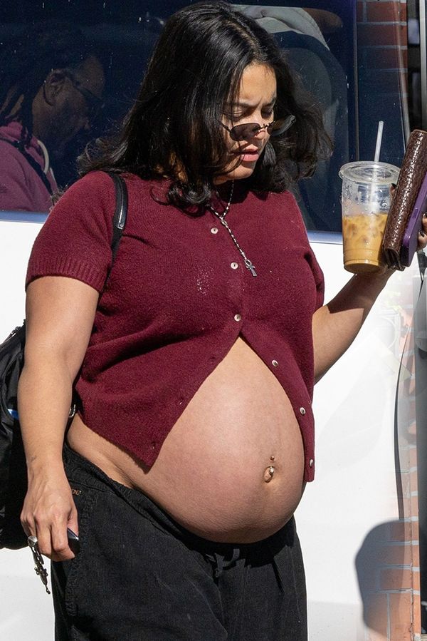 Můj bože, schovej to. Víme, že jsi těhotná! Vanessa Hudgens vyděsila fanoušky odhaleným břichem. Zaujal i jeden detail - fotka 1/1