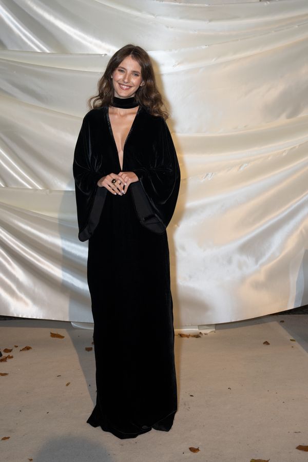 Po 4 měsících poprvé ve společnosti: Sara Sandeva po tajemné nemoci zářila v šatech s odhaleným dekoltem až k pupíku - fotka 1/1