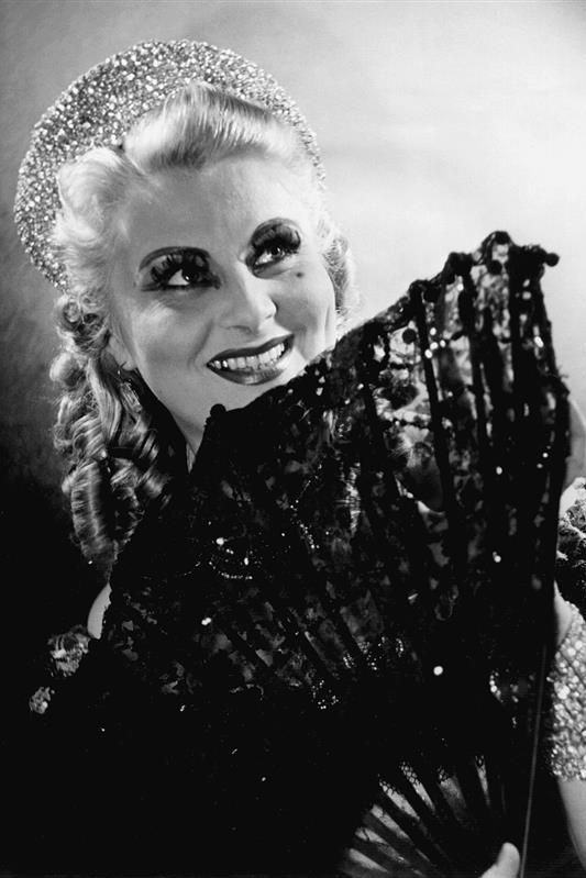 Operetní diva Nelly Gaierová (†87) neznala mikrofon ani playback. Kvůli zářivému úsměvu si lakovala zuby na bílo  - fotka 1/1