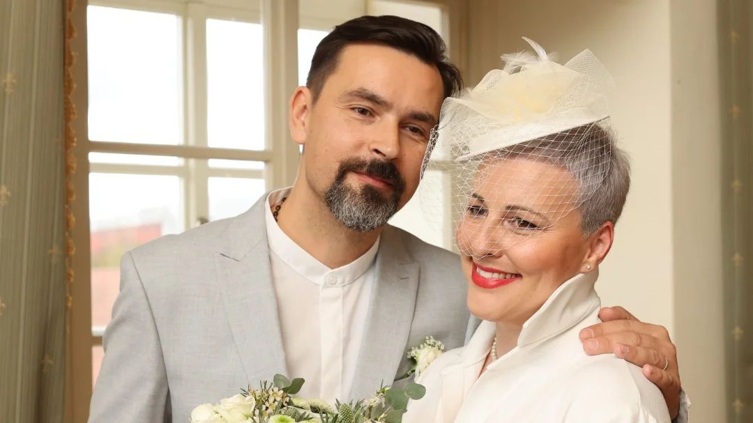 Při 14letém čekání na svatbu zešedivěla: Moderátorka řekla Ano kolegovi, s nímž roky žije. Takhle to nevěstě slušelo