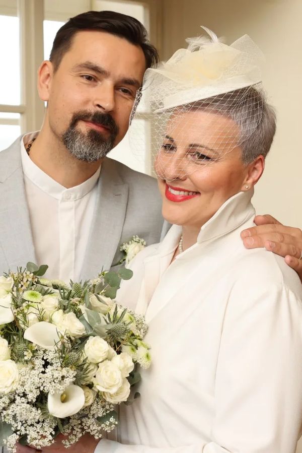 Při 14letém čekání na svatbu zešedivěla: Moderátorka řekla Ano kolegovi, s nímž roky žije. Takhle to nevěstě slušelo - fotka 1/1