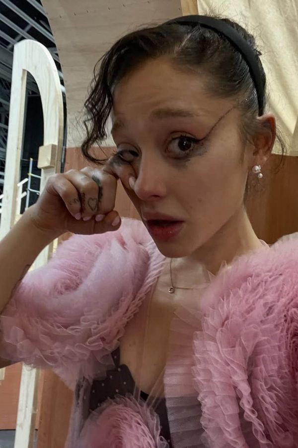 Vytoužená role si vybrala svou daň: Ariana Grande už nemá kam hubnout. Dřív panenka, teď duch, hodnotí lidé - fotka 1/1