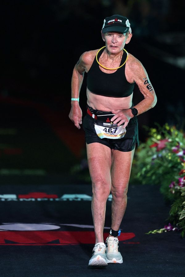 Američanka (80) se stala nejstarší ženou, která zvládla závod Ironman na Havaji! Neuvěříte, v jakém čase ho dokončila - fotka 1/1