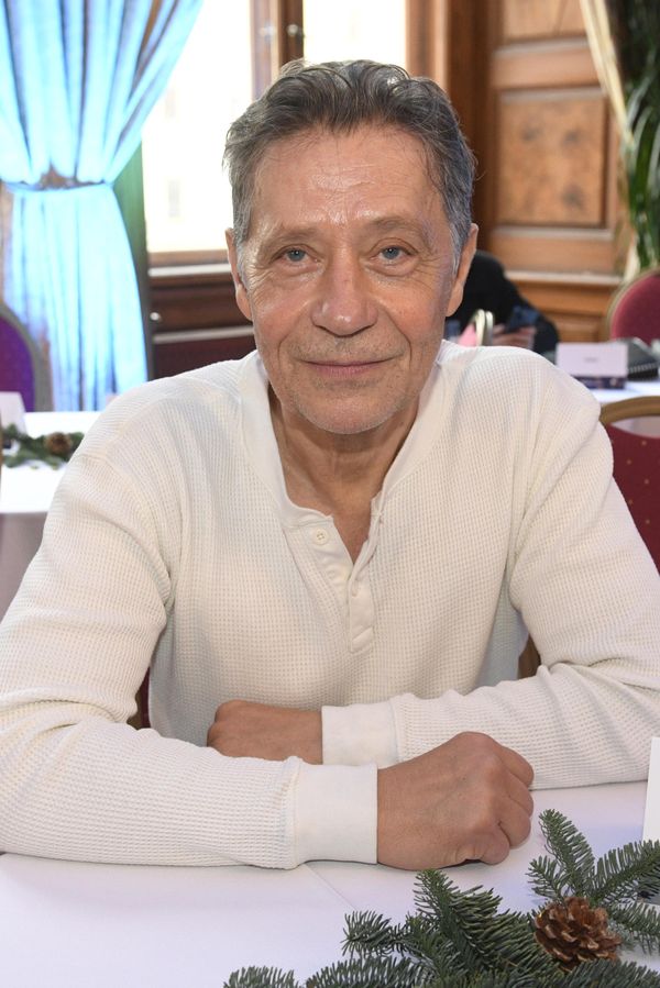 Pavel Kříž po delší době ve společnosti. Bez kudrlin a pohublý, ve vánoční pohádce byste ho ale nepoznali - fotka 1/1