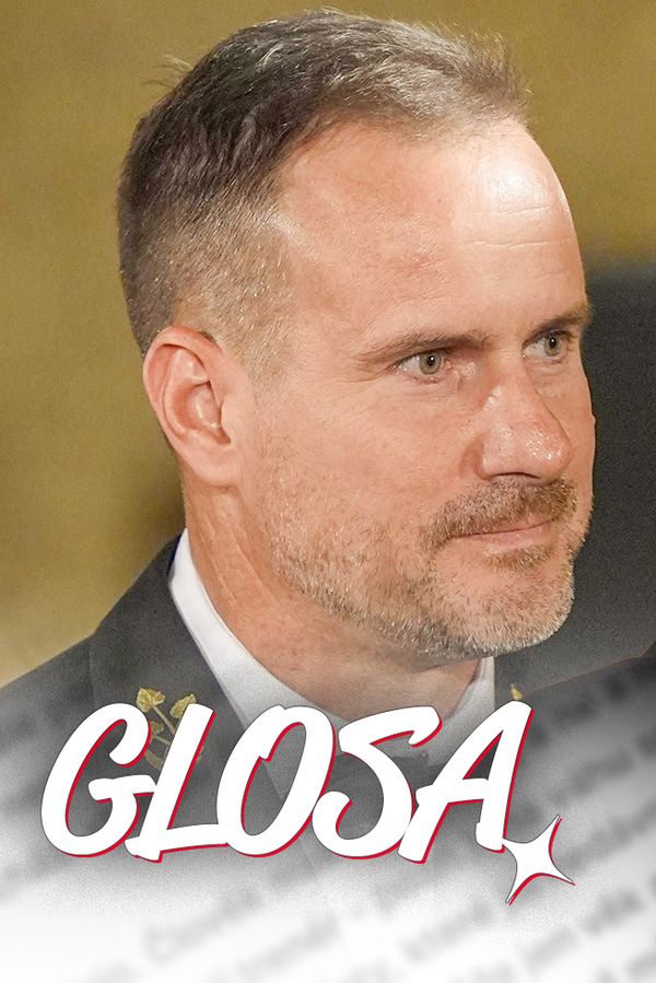 Glosa: Černochová na kolenou. Prezident jí na rozloučenou nadělil vyznamenání pro Karla Řehku - fotka 1/1