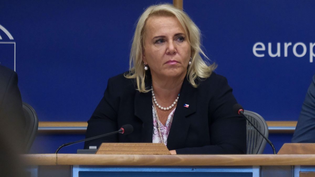 Kláře Dostálové se lepí smůla na paty: Ursula von den Leyen ustála hlasování o nedůvěře. Dej si chlebíček, trollí ji