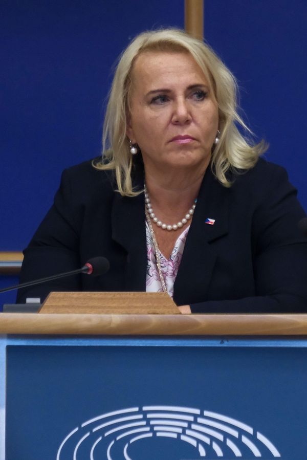 Kláře Dostálové se lepí smůla na paty: Ursula von den Leyen ustála hlasování o nedůvěře. Dej si chlebíček, trollí ji - fotka 1/1