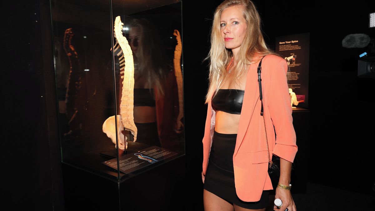 Seriálová hvězda Anna Kulovaná odhalila dokonalé tělo. Do společnosti dorazila v mini a crop topu pod prsa