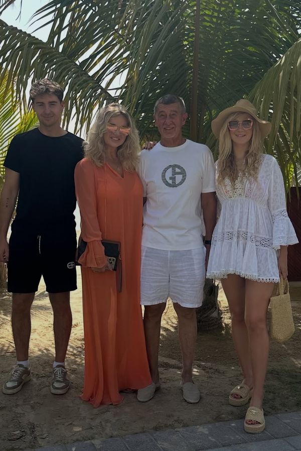Je hezké, když rodina funguje. Andrej Babiš překvapil fotkou z dovolené pod palmou. Nechybí děti ani Monika!  - fotka 1/1