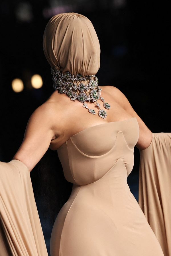 Kim Kardashian šokovala zabalenou hlavou na plese: Musí mít po plastice, jinak tu hrůzu vysvětlit nejde, utahují si z ní - fotka 1/1