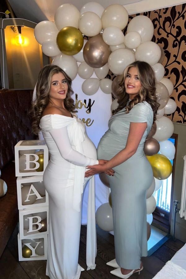 Tyto sexy učitelky jsou jednovaječná dvojčata: První dítě mají porodit den po sobě - fotka 1/1