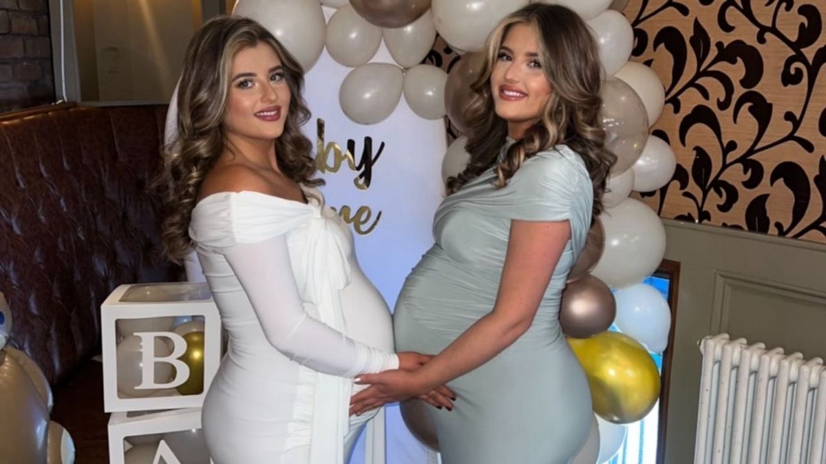 Tyto sexy učitelky jsou jednovaječná dvojčata: První dítě mají porodit den po sobě