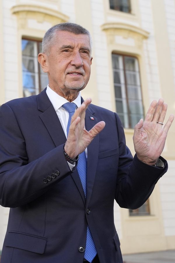 Andrej Babiš vyrazil se synem Frederikem na poslední večírek: Byli jsme se rozloučit, zamáčkl slzu premiér - fotka 1/1