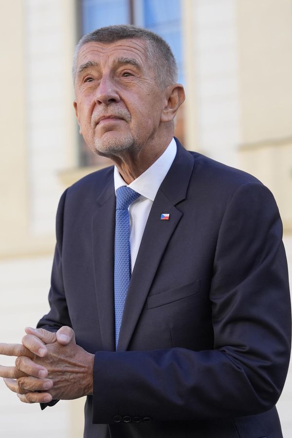 Den, kdy se na 10 minut zastavilo metro: Andrej Babiš jel do práce MHD a cestující se nestačili divit - fotka 1/1