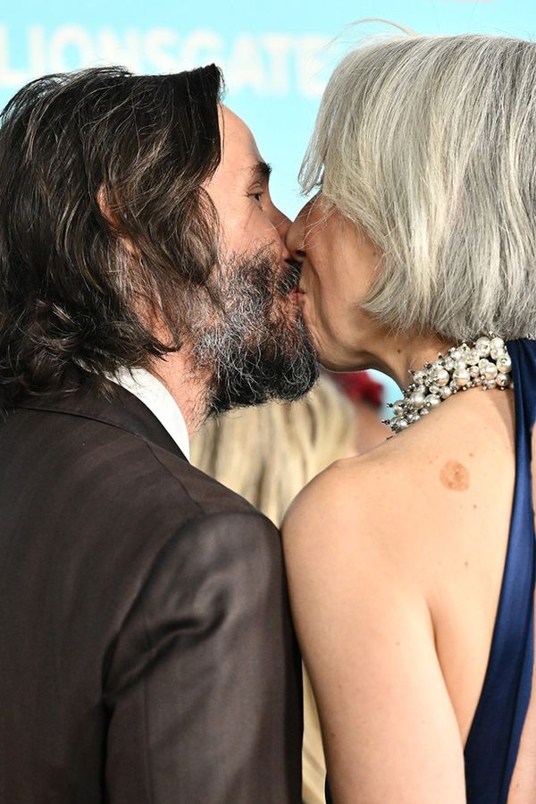 Keanu Reeves na premiéře vášnivě líbal svou Alexandru! I pohorky na červeném koberci mu lidé odpustili - fotka 1/1