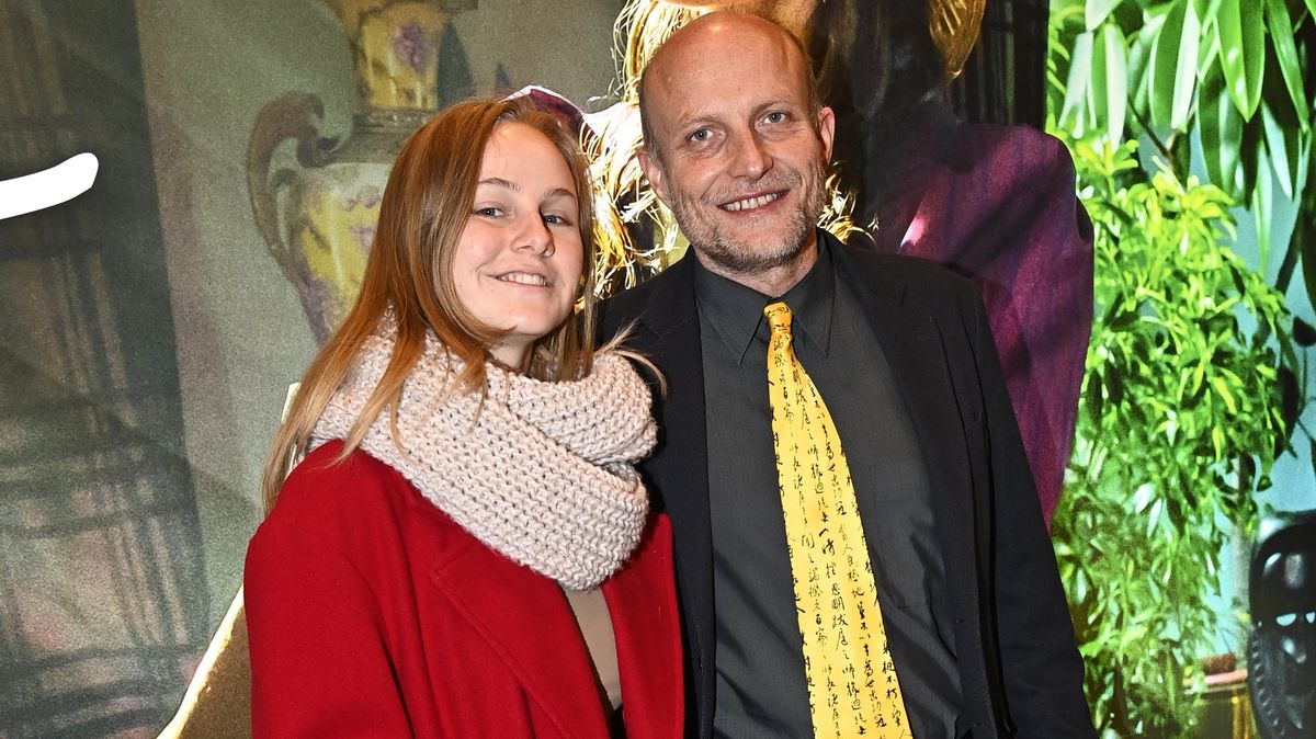 Příští rok mu bude padesát: Představitel padouchů Jiří Ployhar cukruje s o 28 let mladší slečnou. Jak ji sbalil?