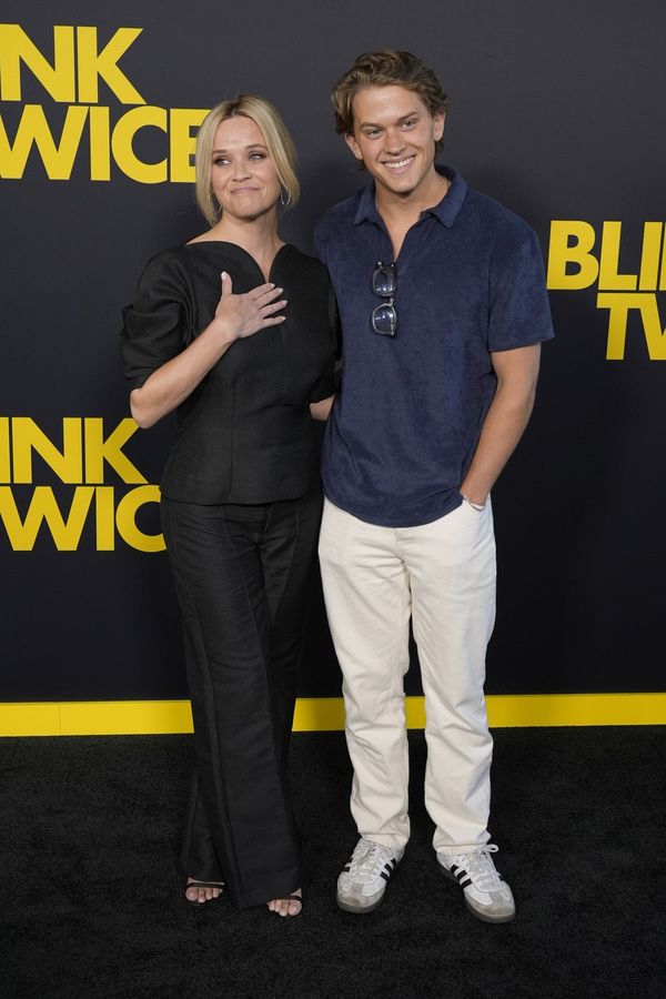 Fešák po mámě! Reese Witherspoon popřála synovi k narozeninám. Lidé žasnou nad jejich podobou, ženám se podlamují kolena - fotka 1/1