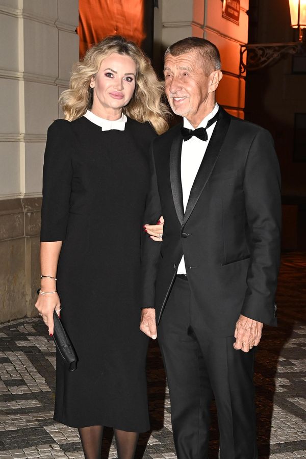 Babiš s ex Monikou, vážně nemocný Topolánek i bijec Procházka! Na Hrad dorazila politická smetánka - fotka 1/1