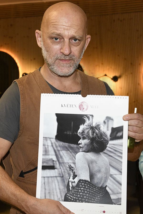 Hynek Čermák opět svlékl herečky donaha: Ňadro v 82 letech obnažila i bývalá tchyně Michaely Badinkové - fotka 1/1