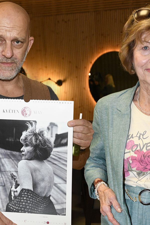 Hynek Čermák opět svlékl herečky donaha: Ňadro v 82 letech obnažila i bývalá tchyně Michaely Badinkové - fotka 1/1