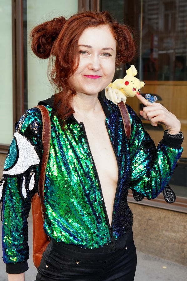 Eva Toulová v šokujícím outfitu na křtu knihy. V rozepnuté bundičce sotva uhlídala prsa, podprsenku ani tentokrát neměla - fotka 1/1