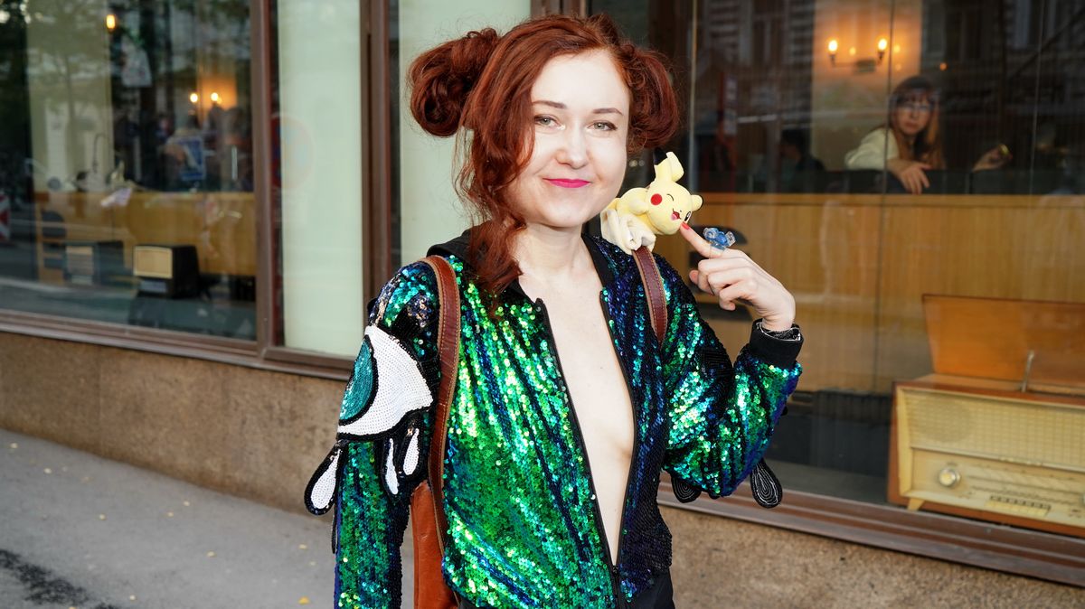 Eva Toulová v šokujícím outfitu na křtu knihy. V rozepnuté bundičce sotva uhlídala prsa, podprsenku ani tentokrát neměla