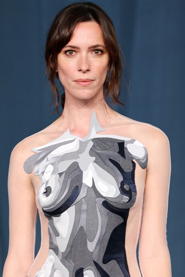 Hvězda Iron Mana Rebecca Hall šokovala namalovanými ‚šaty‘ na nahém těle. Jak vulgární, kroutí hlavami fanoušci - fotka 1/1