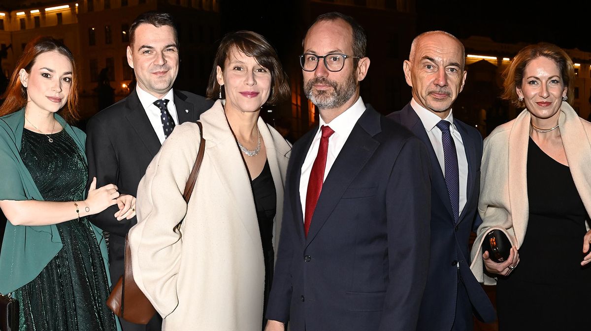 Hejtman Kuba i motorista Macinka se pochlubili fešnými manželkami, Pirátka Richterová zaujala tajemným doprovodem