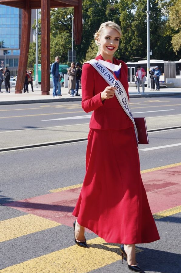 Na přehlídce ukázala v pidi plavečkách své tělo, v Ženevě byla za cudnou doktorku! Michaela Tomanová zazářila v OSN - fotka 1/1