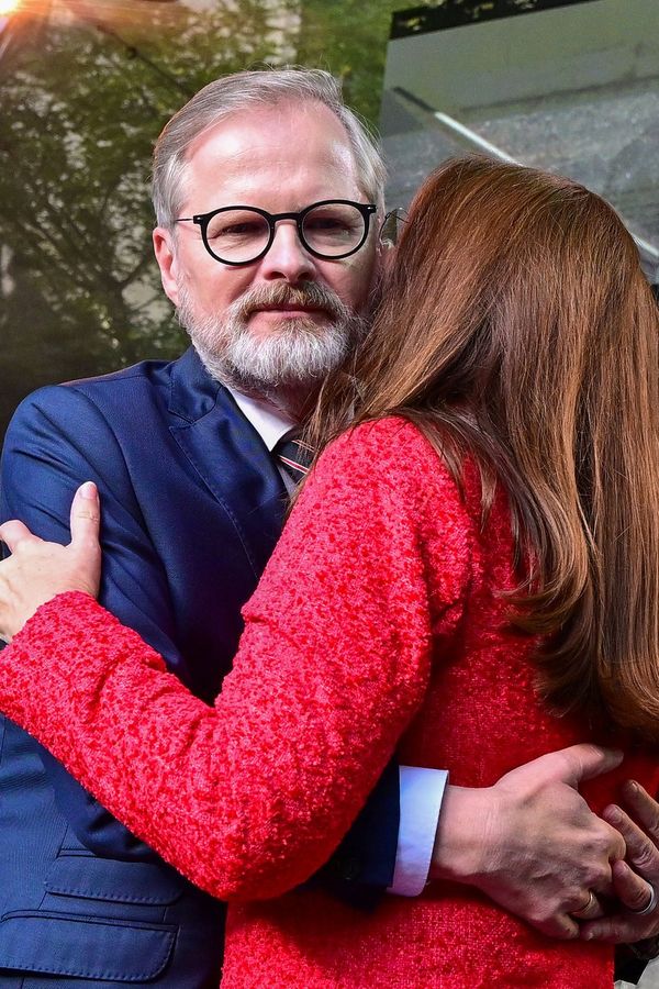 Petr Fiala ohromil davy, když na pódium vytáhl manželku Janu. Nechtělo se jí, ale promluvila. Premiér se dmul pýchou - fotka 1/1