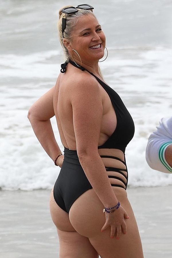 Dobrý den, vnady ven. Bývalá modelka Playboye neváhala a obnažila svá prsa na pláži - fotka 1/1