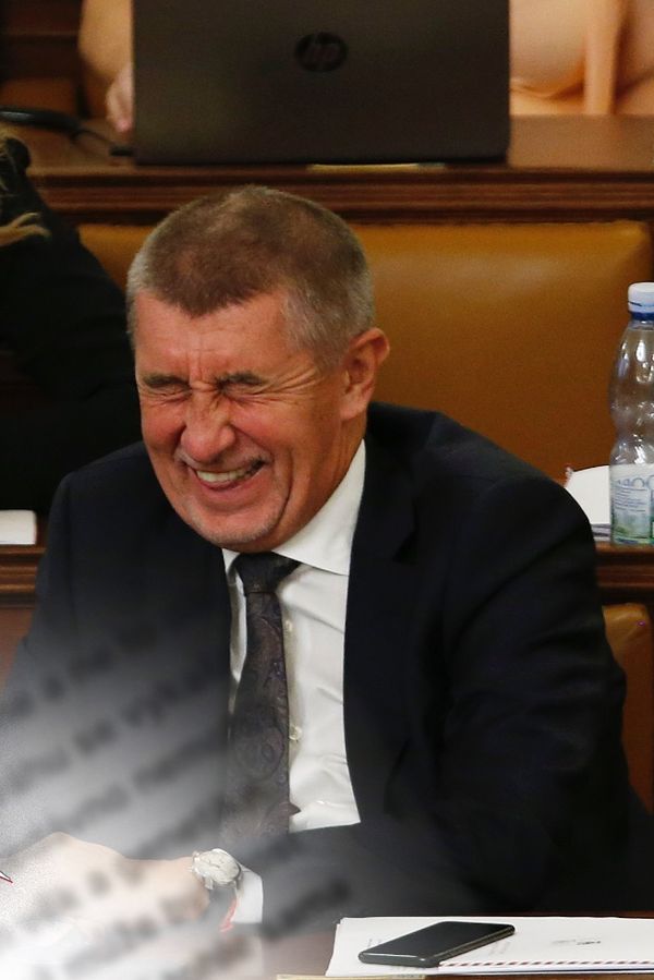 Glosa: Pryč s Fialou! Babiše do koše! Ne tak zhurta, ANO a ODS se na radnicích mohutně kámoší  - fotka 1/1