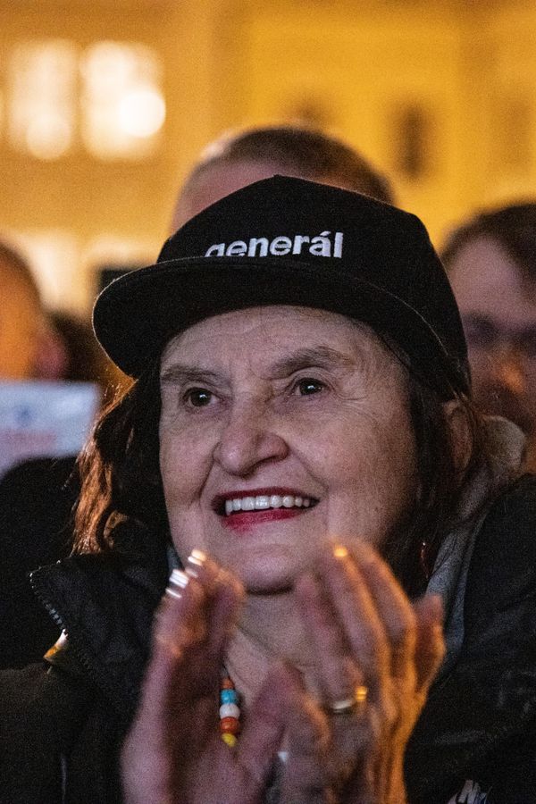 Už se řítím, Babiši, tyhle volby nevyhraješ, hlásala z vlaku Eva Holubová. Co dalšího vzkázala? - fotka 1/1