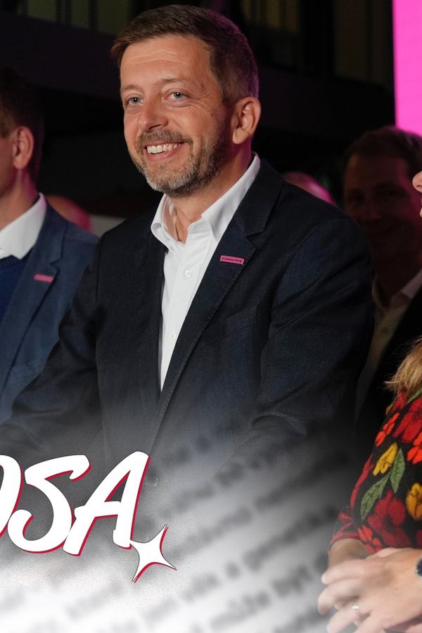 Glosa: Jsem v cajku, hlásá každým coulem těla Vít Rakušan. Takže má asi pořádně sevřené půlky - fotka 1/1