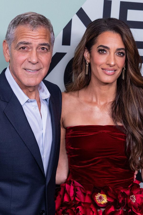 Amal Clooney ostříhala svou hřívu: Proměnou se chlubil její kadeřník, ale zlí jazykové tvrdí, že teď vypadá mužně - fotka 1/1