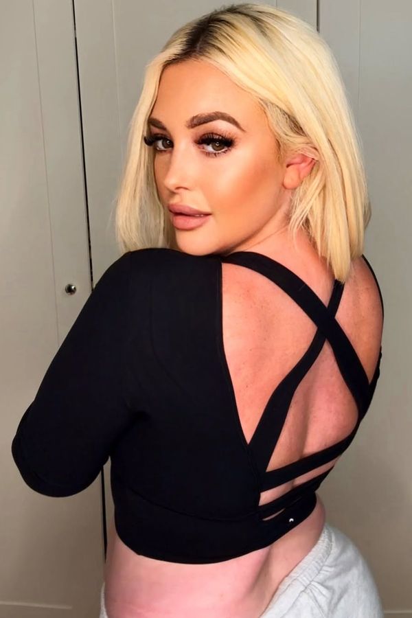 Krajkový korzet, výstřih a obří ňadra maminy nevydýchaly. Influencerku dámy vyhodily z dětské herny, protože je moc sexy - fotka 1/1