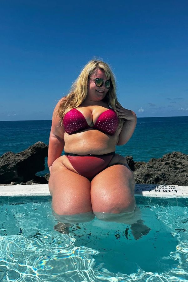 Matky dětem zakrývají oči: Pod plus size modelkou praskají židle, hrdost ale neztrácí. Mám právo nosit bikiny, říká - fotka 1/1