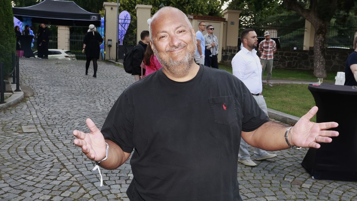 Po manželce se ozval i sám Patrik Hezucký. Vysvětlil, proč nedorazil do rádia a přidal fotku zřejmě z nemocnice