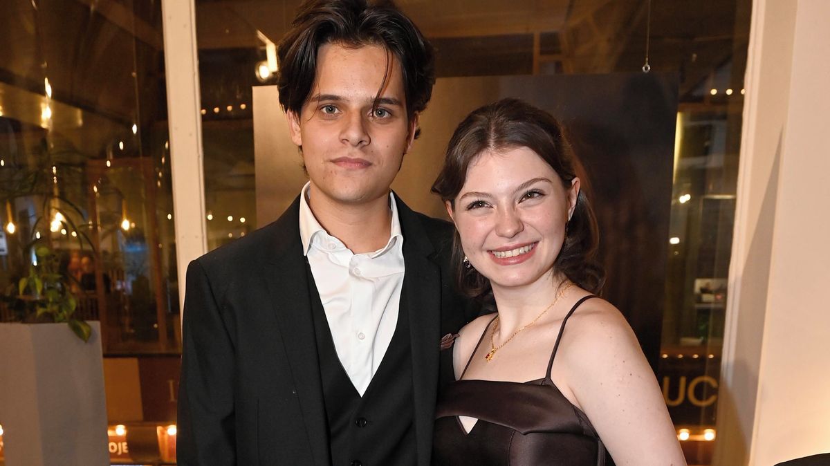 V šestnácti se odstěhovala z domova a prožívá první lásku: Dcera Kodetové a Šporcla ukázala přítele, je to také herec