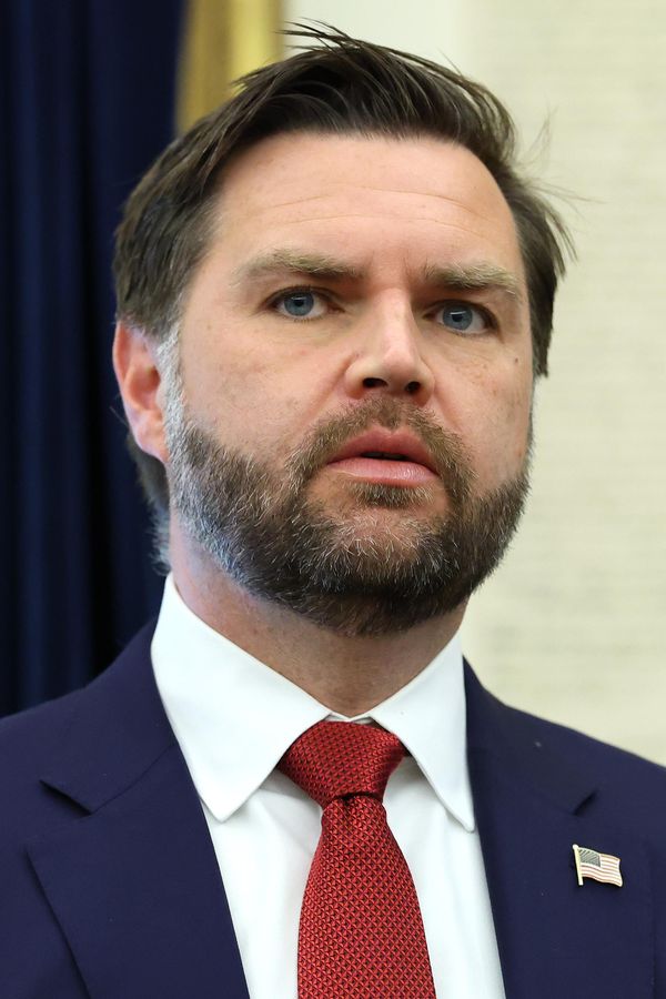 Pikantní zákulisí manželství viceprezidenta USA: Nejdříve blízkost k vdově po Kirkovi, teď jeho žena odložila prstýnek - fotka 1/1